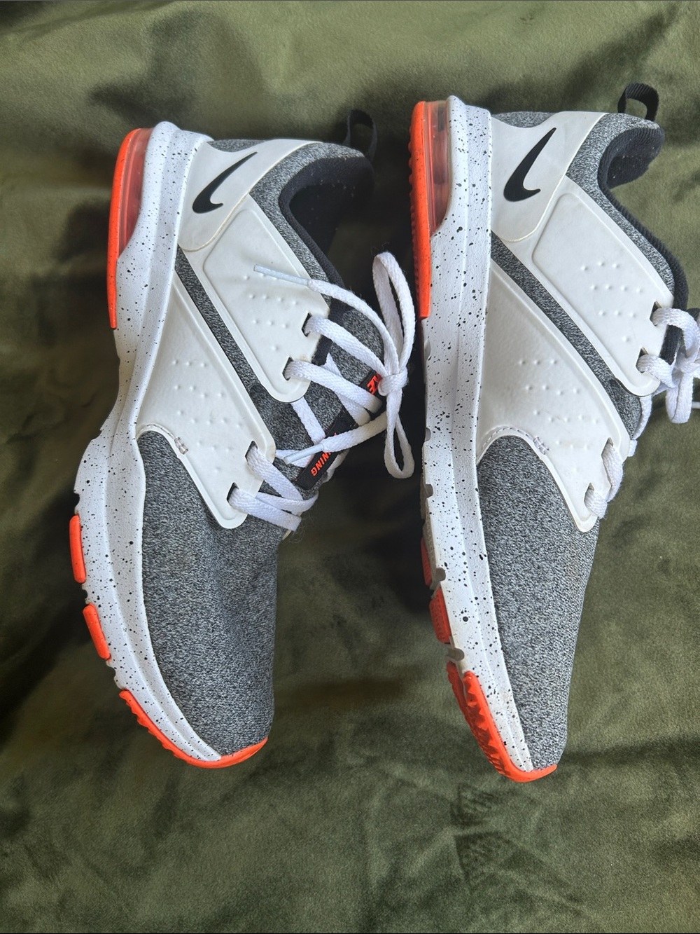 Nike women’s training sneaker. Size 9 - Picture 3 of 8